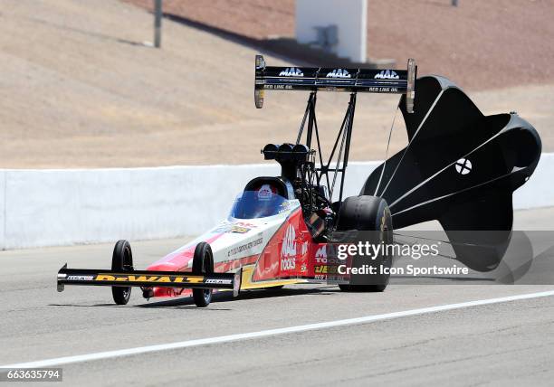 Doug Kalitta Kalitta NHRA Top Fuel Dragster deploys a parachute during the NHRA DENSO Spark Plugs NHRA Nationals on April 01, 2017 at the Las Vegas...