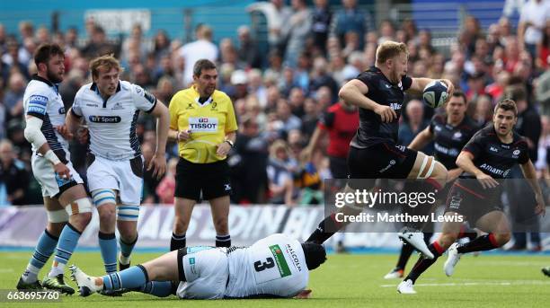 Jackson Wray of Saracens beats the tackle from Zander Fagerson of Glasgow Warriors during the European Rugby Champions Cup match between Saracens and...