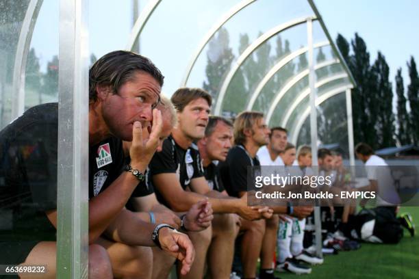 Austria Karnten coach Frenkie Schinkels in the dugout