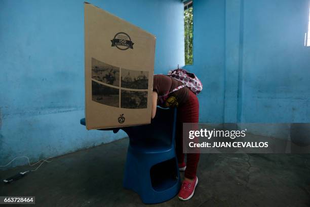 Ecuador inicia oficialmente su proceso de votacion por segunda vuelta, en el marco de las elecciones presidenciales, en Guayaquil, Ecuador, el 02 de...