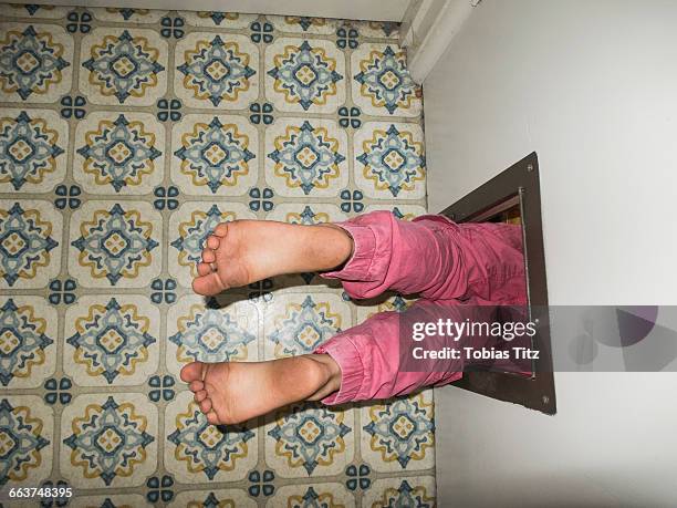 low section of child in doggie door at home - parte inferior fotografías e imágenes de stock