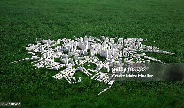 ilustraciones, imágenes clip art, dibujos animados e iconos de stock de high angle view of cityscape model on grassy field - ciudades pequeñas