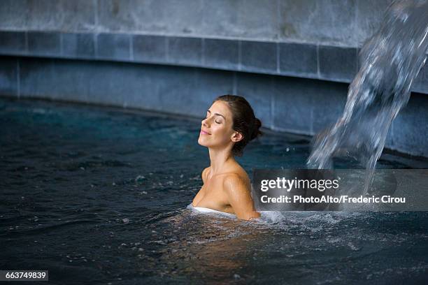 woman relaxing in spa - hydrotherapie stockfoto's en -beelden