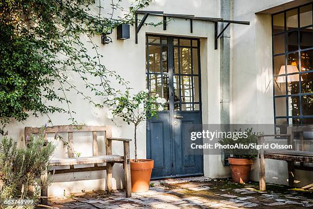 wooden benches in residential courtyard - atrium architektonisches detail stock-fotos und bilder