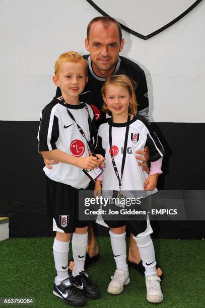 Fulham's Danny Murphy poses with a family from the make a wish foundation