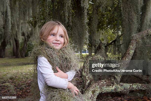 little girl wrapped up in spanish moss, jekyll island, georgia, usa - jekyll island stockfoto's en -beelden