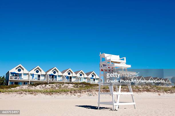 lifeguard chair on beach, montauk, east hampton, new york state, usa - insel long island stock-fotos und bilder