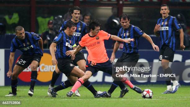 Barcelona's Lionel Messi finds himself surrounded by 5 Inter Milan defenders