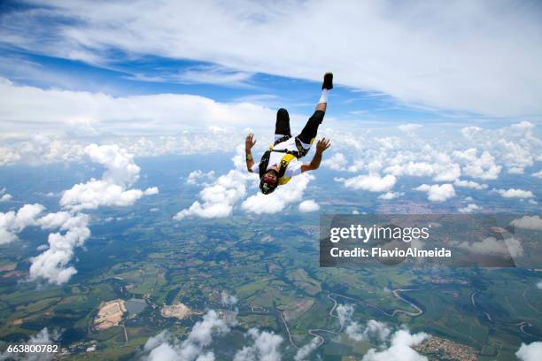 laying in the sky - atividades ao ar livre 個照片及圖片檔