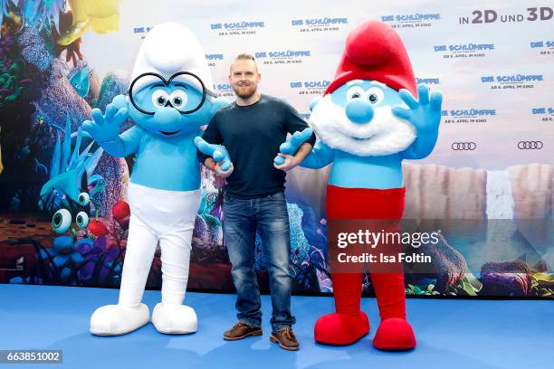 German actor Axel Stein with smurf 'Schlaubi' and smurf 'Papa Schlumpf' during the 'Die Schluempfe - Das verlorene Dorf' premiere at Sony Centre on...