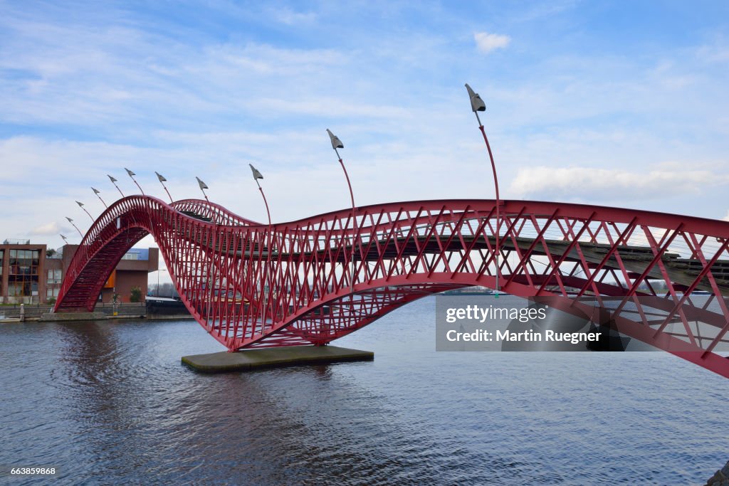 Red bridge, Python bridge (Hoge brug).
