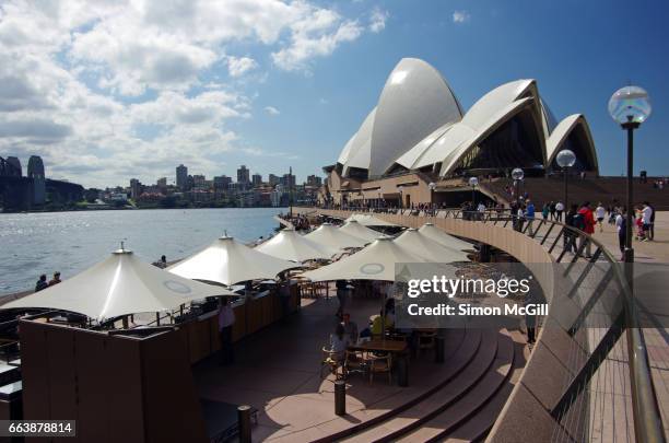 outdoor forecourt of the sydney opera house, bennelong point, sydney, new south wales, australia - bennelong restaurant stock pictures, royalty-free photos & images