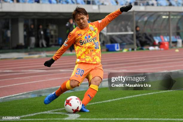 Shota Kaneko of Shimizu S-Pulse takes a corner kick during the J.League J1 match between Jubilo Iwata and Shimizu S-Pulse at Shizuoka Stadium Ecopa...