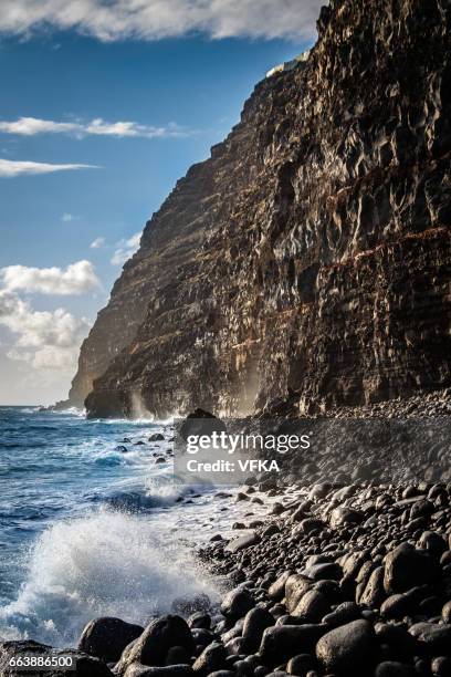 a pebble beach at puerto de tazacorte, la palma, spain - la palma canarische eilanden stockfoto's en -beelden