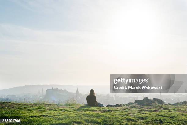 skyline of edinburgh, scotland - arthur's seat - fotografias e filmes do acervo