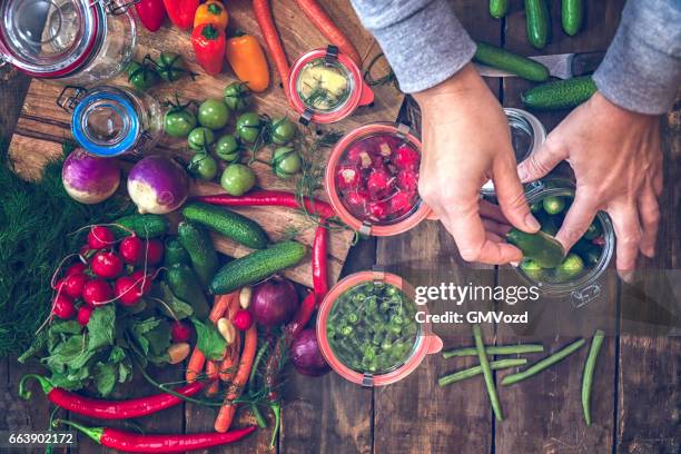 conservation des légumes biologiques dans des bocaux - marinated stock photos et images de collection