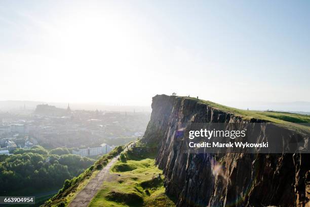 skyline of edinburgh, scotland - arthur's seat - fotografias e filmes do acervo