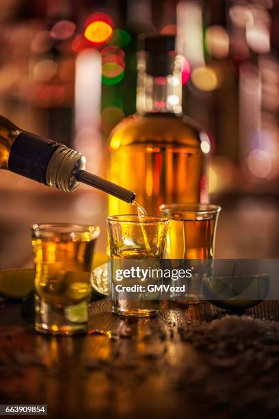 tequila shots avec de la chaux - spiritueux photos et images de collection