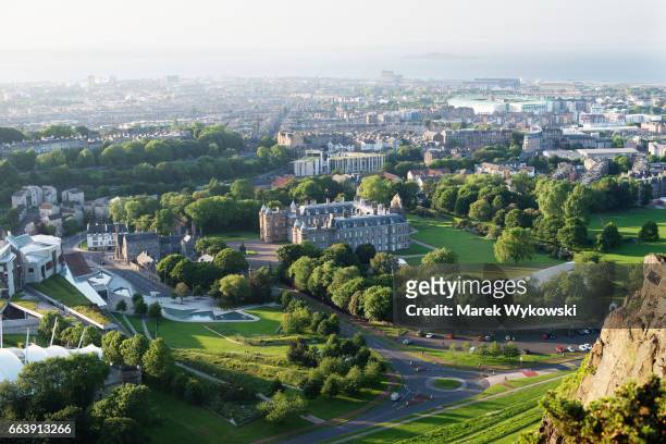 skyline of edinburgh, scotland - holyrood palace stock-fotos und bilder