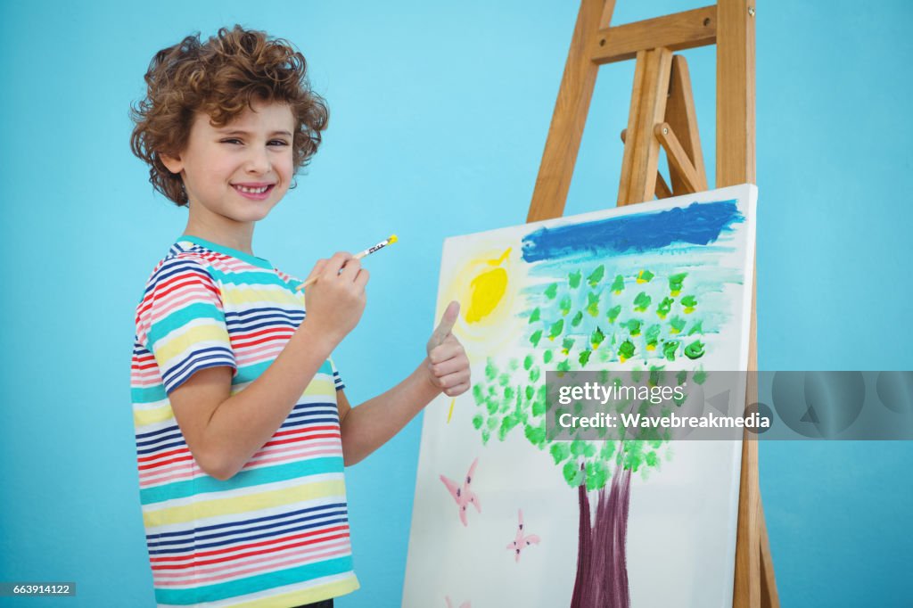 Muchacho feliz pintar su cuadro