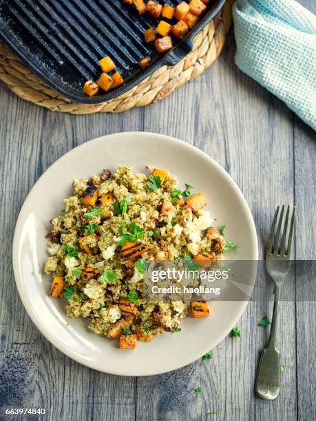 quinoa-salat mit gerösteten blumenkohl, butternut squash - quinoa stock-fotos und bilder