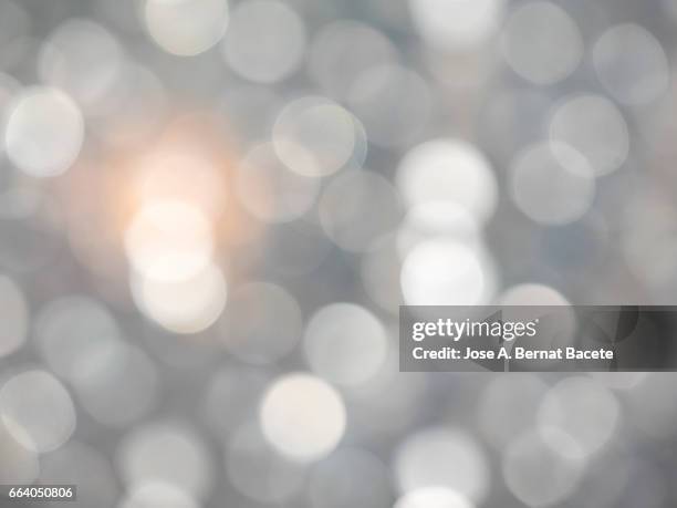 close-up of defocused light in the shape of circles - simetría stock-fotos und bilder