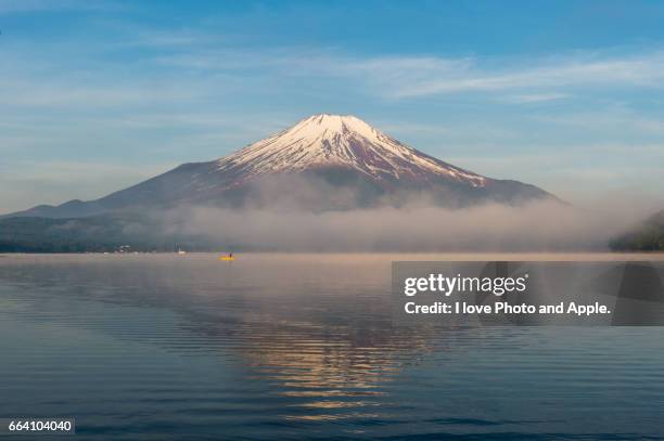 fuji spring scenery - 小型船舶 stock-fotos und bilder