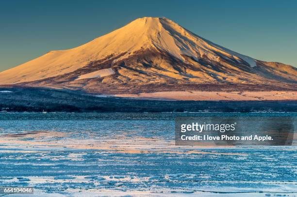 fuji winter scenery - 一月 stockfoto's en -beelden
