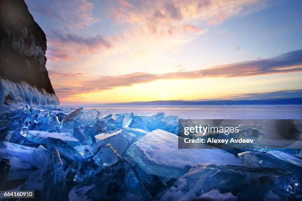 sonnenuntergang im winter am baikalsee - baikal stock-fotos und bilder