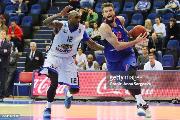 Joel Freeland of the CSKA Moscow drives the ball against Cedric Simmons of the Kalev Tallinn during the game between CSKA Moscow v BC Kalev/Cramo...