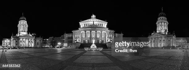 panorama berlin gendarmenmarkt at night (germany) - neue kirche - fotografias e filmes do acervo