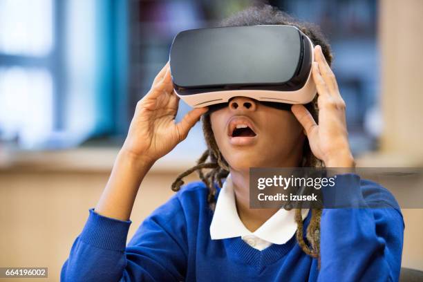 afro amerikaanse student met behulp van virtuele realiteit goggle - simulator stockfoto's en -beelden