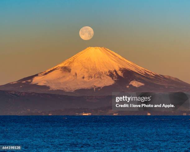 fuji and full moon - 球形 stock-fotos und bilder