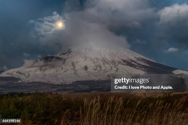 fuji and moon - 静岡県 stockfoto's en -beelden