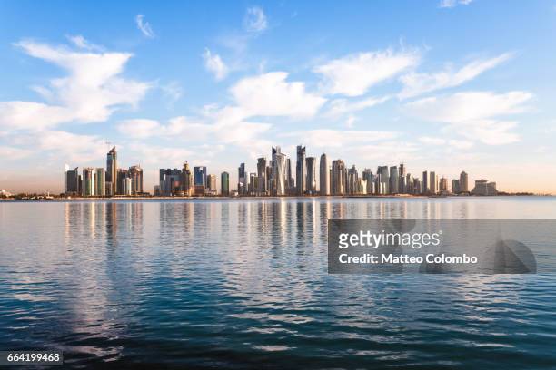 doha skyline at sunrise, qatar - qatar port stock-fotos und bilder