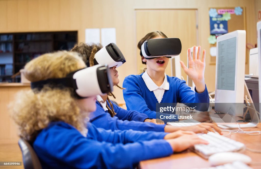 Gemischte Rassen Gruppe von Studenten, die mit virtual-Reality-Schutzbrillen