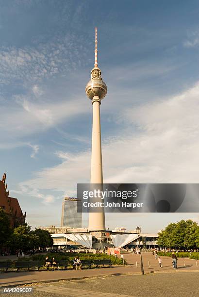 tv tower, berlin, germany - fernsehturm berlijn stock pictures, royalty-free photos & images