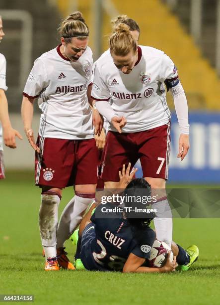 Nicole Rolser of Bayern Munich und Katharina Baunach of Bayern Munich bezichtigen Shirley Cruz Trana of Paris Saint Germain battle for the ball...