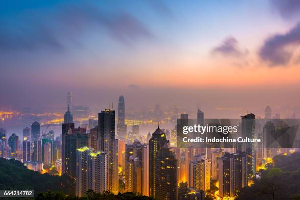 hong kong cityscape and skyline view from victoria peak - central plaza hong kong stock-fotos und bilder