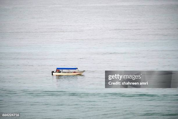 boat in the middle of open ocean. - small boat ocean fotografías e imágenes de stock