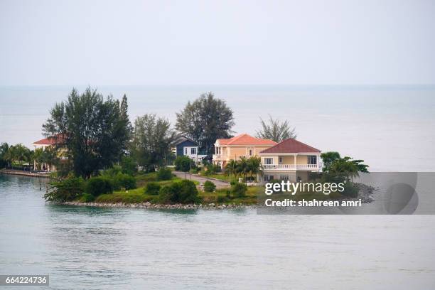 luxury residential at a man made island - arab villa stockfoto's en -beelden