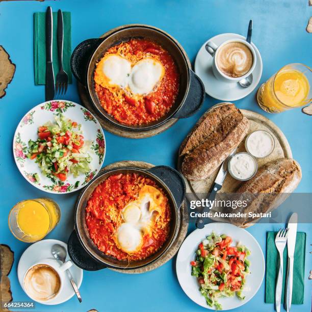 traditional israeli breakfast with shakshuka and hummus, tel aviv, israel - cucina del medio oriente foto e immagini stock