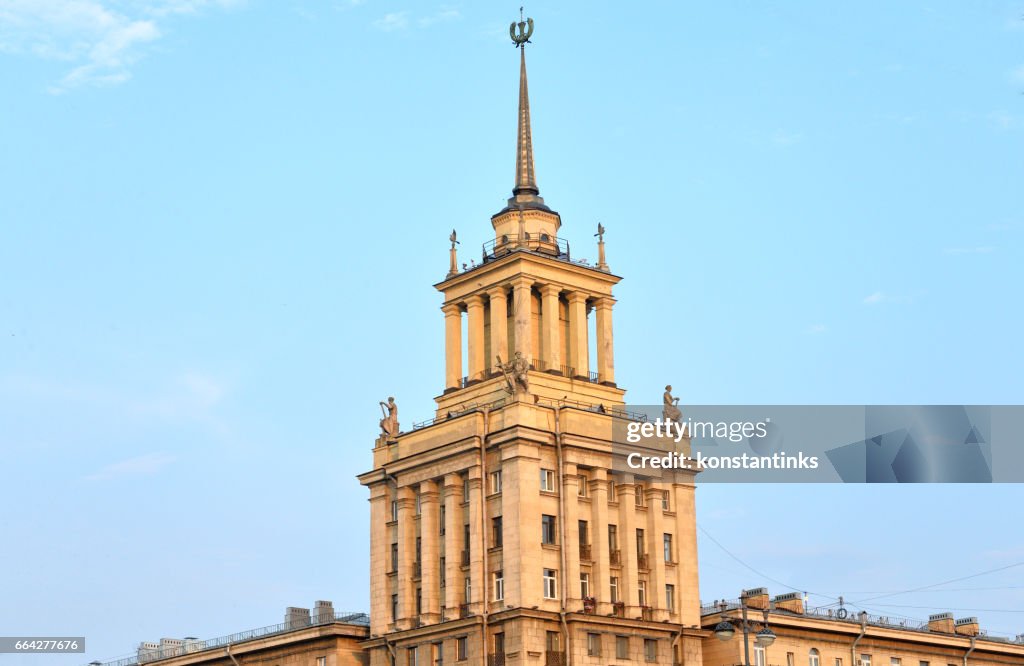Hochhaus im neoklassizistischen Stil in St.Petersburg.