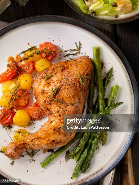 gegrilde kip benen met groenten - cooked turkey white plate stockfoto's en -beelden