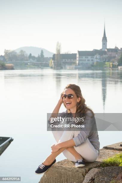 una joven disfruta del día soleado en stein am rhein (ch) - ganzkörperansicht fotografías e imágenes de stock