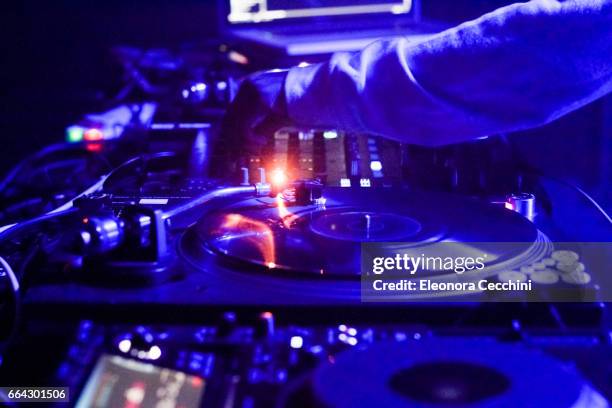 dj mixing - electronic music stock pictures, royalty-free photos & images