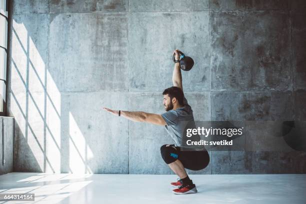 cruce de capacitación - crouching fotografías e imágenes de stock