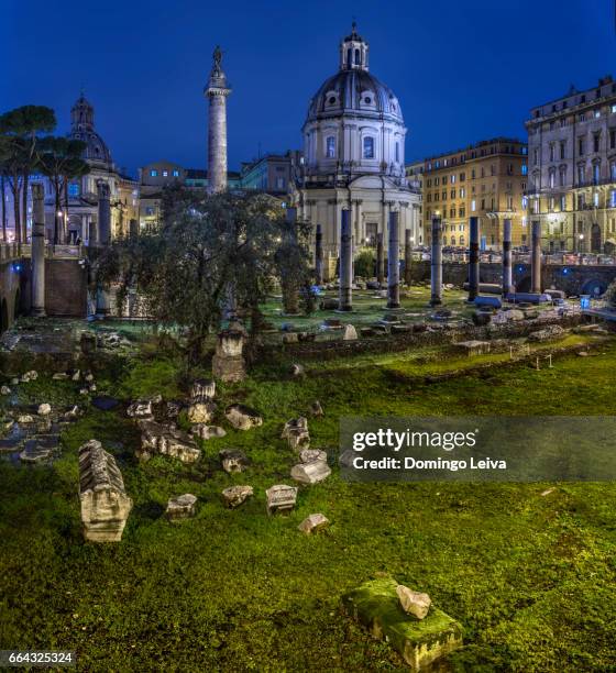 trajan's column (colonna traiana) and trajan's forum in rome, italy - paisaje urbano stockfoto's en -beelden