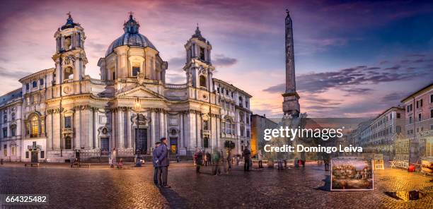 sant'agnese in agone and the obelisco agonale piazza navona, roma - iluminado stock-fotos und bilder