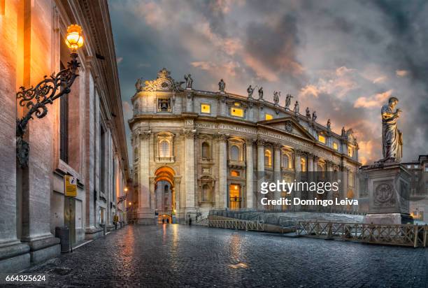st. peters basilica, vatican city - resplandor del objetivo stock pictures, royalty-free photos & images